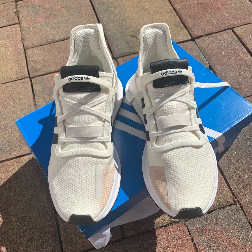 New Unisex Adidas Sneaker. Fits W Size 9 or M 8